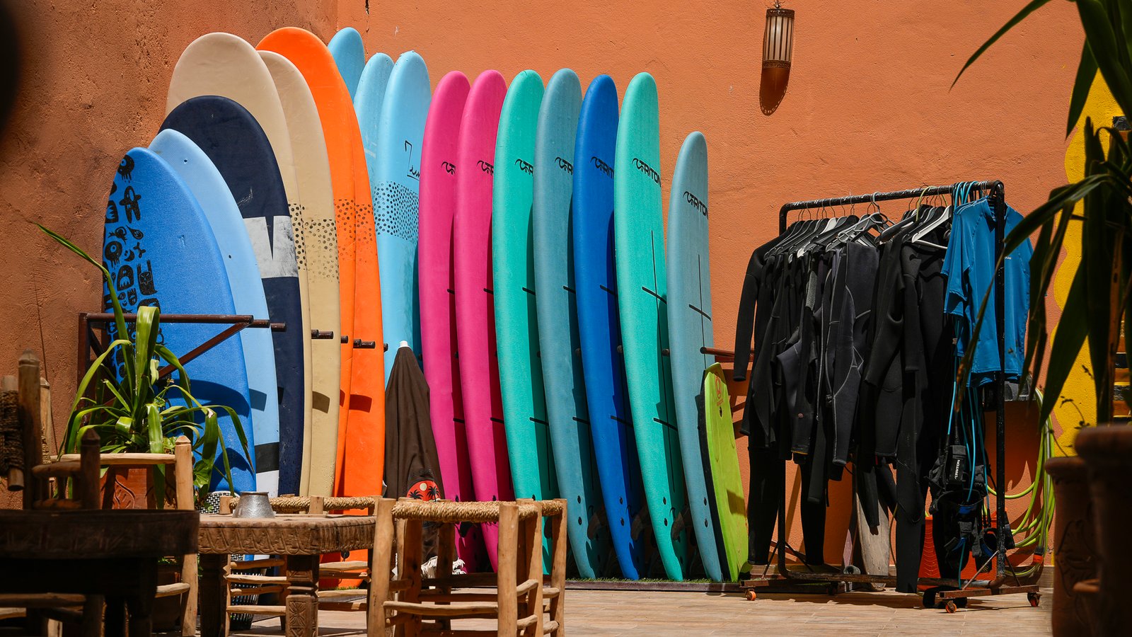 Zone de stockage d'un hôtel pour produits de surfs en location